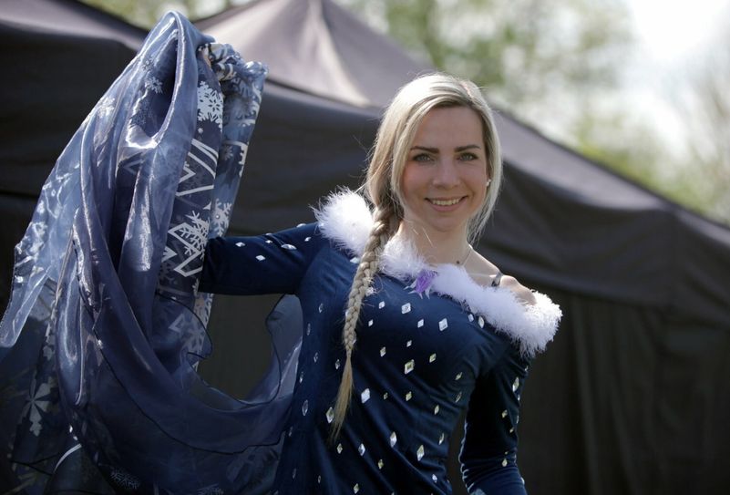 Sophia Venus als Schneekönigin Elsa im blauen Kleid.