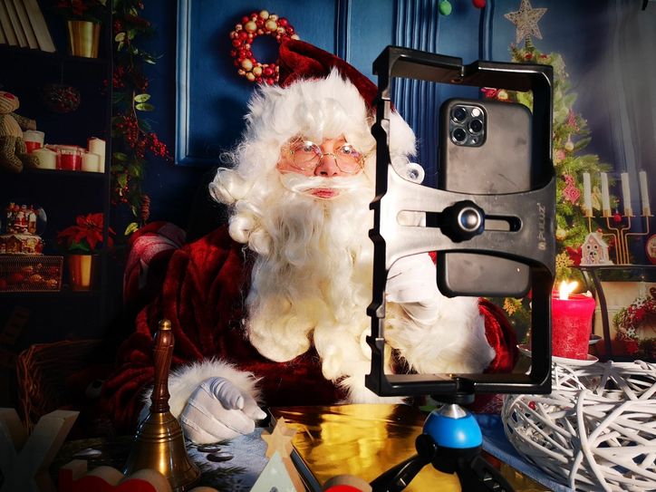 Der Weihnachtsmann schickt in diesem Jahr persönliche Grüße per Video. Foto: pm