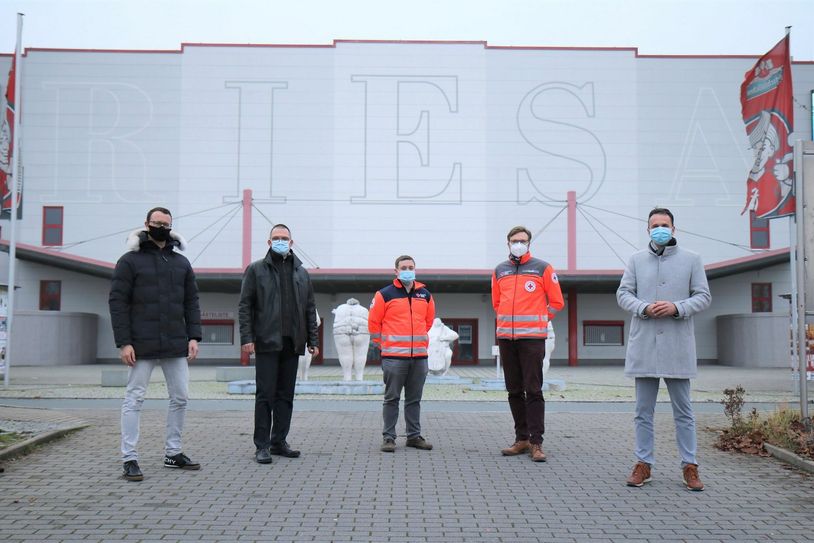 Das Impfzentrum wird eine Gemeinschaftsaufgabe für John Jaeschke (GF FVG Riesa), Landrat Ralf Hänsel, Christoph Ruppert (DRK Meißen, Leiter des Impfzentrums), Innocent Töpper (DRK Dresden-Land, Verantwortlicher Aufbau) sowie Riesas Oberbürgermeister Marco Müller (v.l.n.r.). Foto: Uwe Päsler – Stadt Riesa