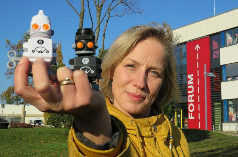 Diese beiden Salz- und Pfefferstreuer gehören Julia Uebigau. Die beiden kleinen Roboter können über den Tisch laufen. Auch das ist eine Form von künstlicher Intelligenz.
