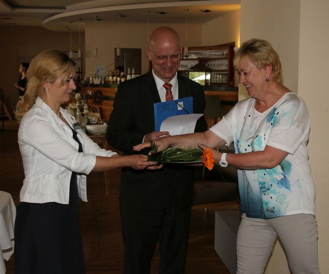 Für Dirk Neubert nahm Hedda Dommisch von der Stadt Mittenwalde die Auszeichnung entgegen.