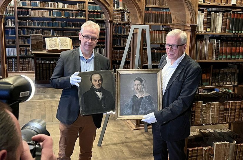 Gustav Graf von Westarp, Bürgermeister der Stadt Goldberg (rechts im Bild), und Dr. Jasper von Richthofen, Direktor der Görlitzer Sammlungen, mit den zwei Porträtgemälden des Görlitzer Malers Gustav Adolph Kadersch.
