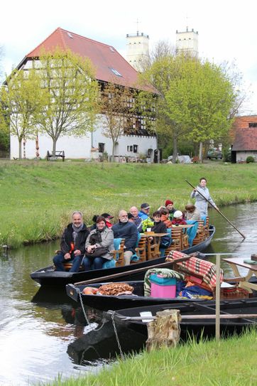 Straupitzer Hafen mit dem historischen Kornspeicher und der Schinkel-Kirche im Hintergrund. Foto: sts
