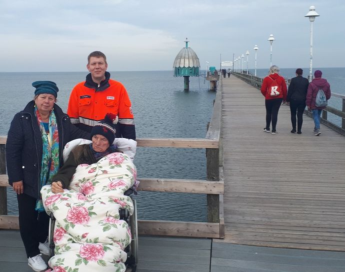 Familie K. hat die Chance, gemeinsam noch einmal die Ostsee zu sehen. Der Usedom-Besuch wird ihr letzter zu zweit sein. Für den schwerstkranken Herrn K. war es die letzte Reise an Meer. Foto: Stephan Bortz/Malteser