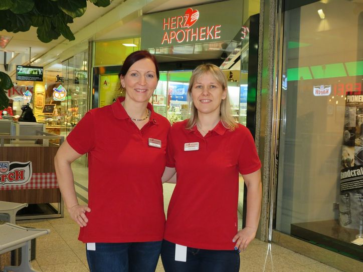 Lydia Soppa (l.) und Christin Krampf freuen sich auf die neue gemeinsame Herausforderung in der Herzapotheke im Lausitzcenter und in der Pluspunkt-Apotheke in Bautzen.
