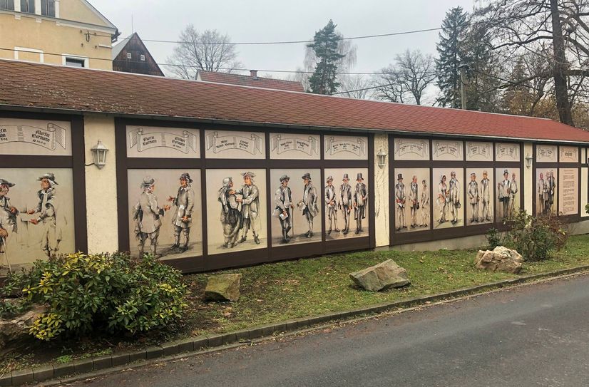 Auf 18 Birkenholztafeln sind insgesamt 38 Wirte des Ergberichts vom Ende des 17. Jahrhunderts bis heute auf dem Wirtezug zu sehen.