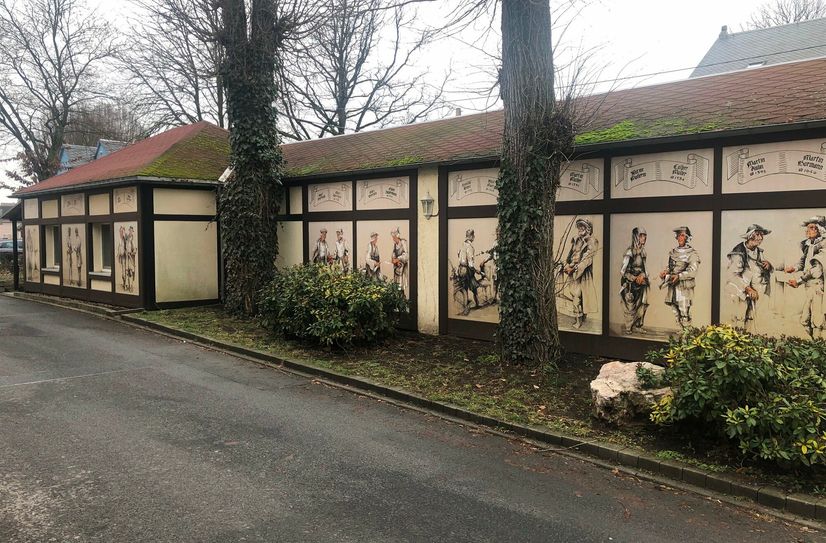 Auf 18 Birkenholztafeln sind insgesamt 38 Wirte des Ergberichts vom Ende des 17. Jahrhunderts bis heute auf dem Wirtezug zu sehen.