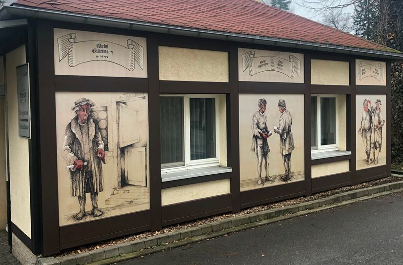 Auf 18 Birkenholztafeln sind insgesamt 38 Wirte des Ergberichts vom Ende des 17. Jahrhunderts bis heute auf dem Wirtezug zu sehen.