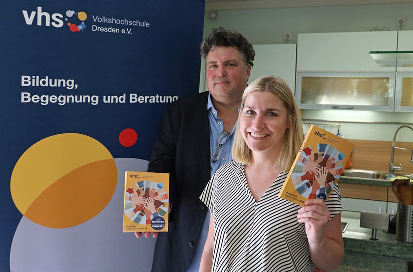 Jürgen Küfner, Direktor der Volkshochschule Dresden (li.), und Julia Scherer, Leiterin des VHS-Standorts in Gorbitz, präsentieren das neue Herbstprogramm.