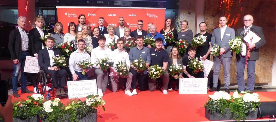 Ein Gruppenbild der Ausgezeichneten.