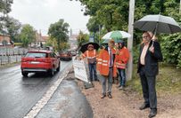 Mit Oberbürgermeister Olaf Raschke und LASuV-Niederlassungsleiter Holger Wohsmann schauen sich Vertreter der Stadtwerke und des Eigenbetriebes Abwasserentsorgung die Baustelle Wilsdruffer Straße an.