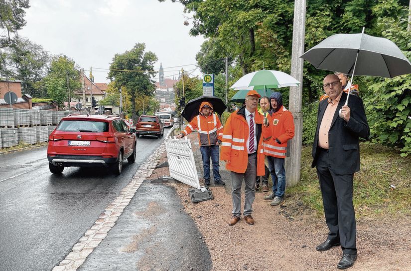 Mit Oberbürgermeister Olaf Raschke und LASuV-Niederlassungsleiter Holger Wohsmann schauen sich Vertreter der Stadtwerke und des Eigenbetriebes Abwasserentsorgung die Baustelle Wilsdruffer Straße an.