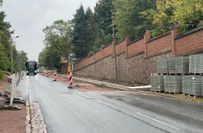 Einspurig führt der Verkehr an der Baustelle vorbei. Stau im Berufsverklehr bleibt bei der Ampelregelung nicht aus.