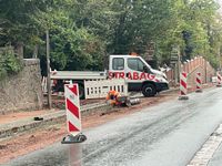 Die Straßenränder werden traditionell in Handarbeit gepflastert.