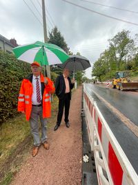 Baustellenrundgang: Holger Wohsmann (LasuV) mit OB Olaf Raschke.