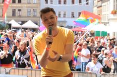 Schlagersänger und Musikproduzent Kevin Neon aus Nordhausen heizte den Besuchern bereits beim Christopher Street Day 2024 in Pirna ein.