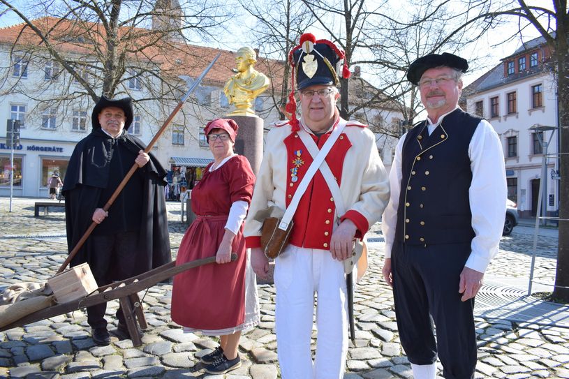 Die Initiatoren im historischen Gewand auf einem Bild: (v.l.n.r.) Stadtwächer Gottfried Brückner, Marktverkäuferin Christine Bär, Soldat Hartmut Schaar sowie Stadtschreiber Klaus Klix