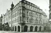 Löwenapotheke an der Altmarktecke zur Wilsdruffer Straße mit Beutlerhaus, 1945 zerstört.