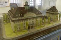 Modell aus Plastilin im Foyer des Gymnasiums »Pesta«.