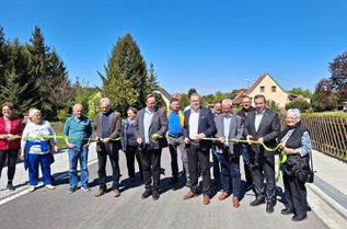 Mit dem symbolischen Akt des Banddurchschneidens wurde die Straße feierlich übergeben.