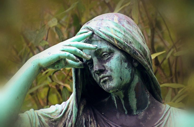 Symbolbild. Auf dem Löbauer Friedhof in Bautzen wurde eine Bronzefigur entwendet.