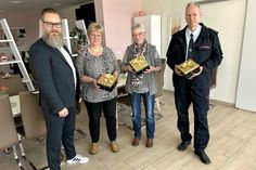 In der in der Begegnungsstätte »Seebrise« gab es jetzt vorgezogene Osterüberraschungen (vo.li.na.re.): Tobias Dorn (KWG-Geschäftsführer), Sylvia Finsterbusch (Vorsitzende Hospizdienstes Oberspreewald-Lausitz), Margarete Böhnisch (Vorsitzende Senftenberger Tierhilfe) und Frank Albin (Stadtbrandmeister Stadt Senftenberg).