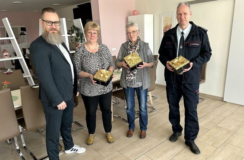 In der in der Begegnungsstätte »Seebrise« gab es jetzt vorgezogene Osterüberraschungen (vo.li.na.re.): Tobias Dorn (KWG-Geschäftsführer), Sylvia Finsterbusch (Vorsitzende Hospizdienstes Oberspreewald-Lausitz), Margarete Böhnisch (Vorsitzende Senftenberger Tierhilfe) und Frank Albin (Stadtbrandmeister Stadt Senftenberg).