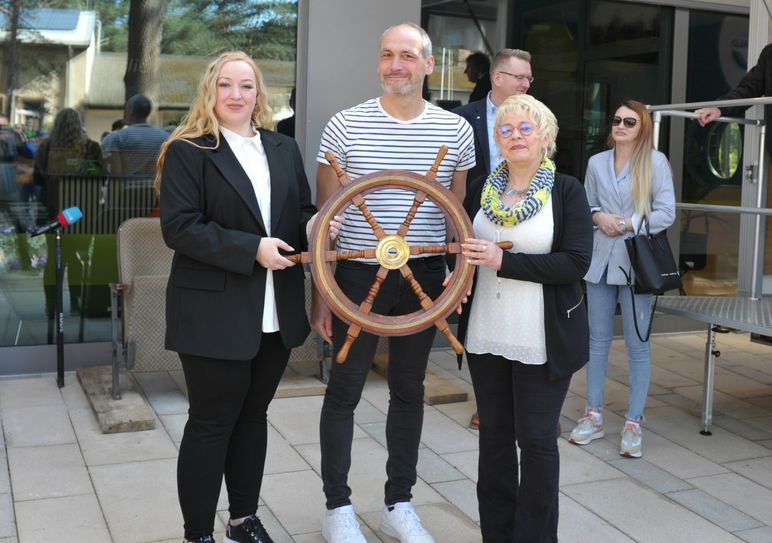 Frank Weinmann (Mitte), Projektleiter für das Kulturschiff beim LSB, übergibt das Steuerrad für die Leitung des Mehrzweckgebäudes an die Mitarbeiterinnen Marlen Schulz (l.) und Kathrin Prinz (r.).