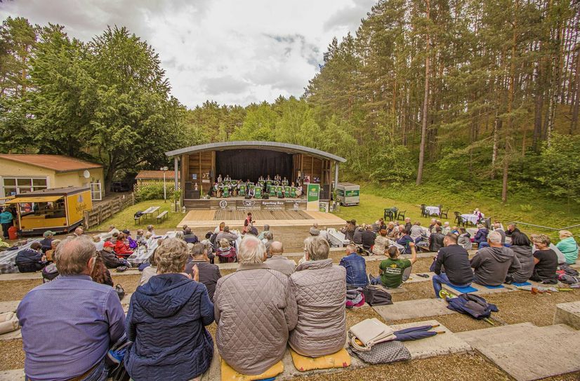 In diesem Jahr kann die Waldbühne Gehren auf ihr 85-jähriges Bestehen blicken. Vor genau 20 Jahren erfolgte am 6. September die Neueröffnung nach dem Wiederaufbau.