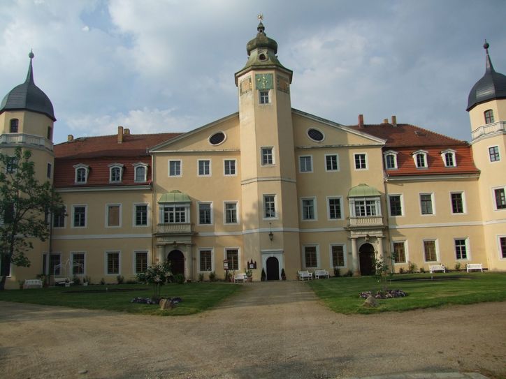 In Ottendorf-Okrilla hat man große Pläne mit dem Hermsdorfer Schloss. In den historischen Räumlichkeiten sollen auch gastronomische Einrichtungen - gedacht ist an ein Schlosscafé und -restaurant - etabliert werden. Um künftig mehr Besucher anzulocken.