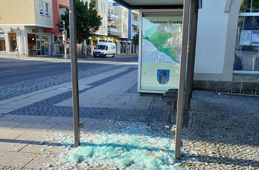 Vandalismus an Glaswartehallen in Coswig.