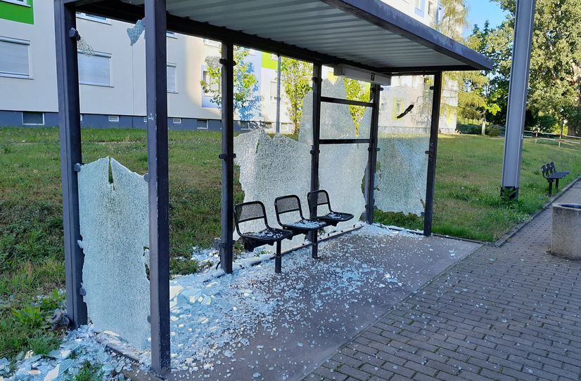 Vandalismus an Glaswartehallen in Coswig.
