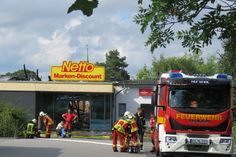 Zeitweilig waren über 100 Feuerwehrleute vor Ort, um den Brand unter Kontrolle zu bringen.  Foto: M. Stark