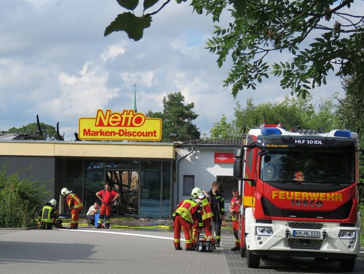 Zeitweilig waren über 100 Feuerwehrleute vor Ort, um den Brand unter Kontrolle zu bringen.  Foto: M. Stark