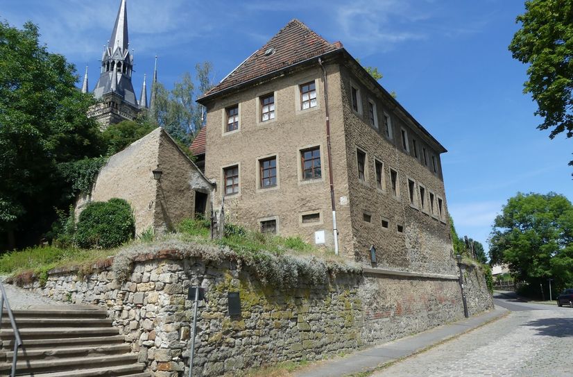 Die alte Briesnitzer Schule an der Alten Meißner Landstraße.
