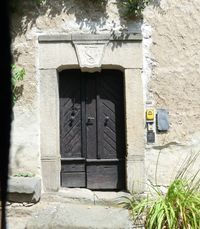 Tor des alten Schulgebäudes in Briesnitz.