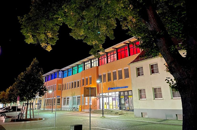 Im Rahmen von »Lübben hoch 6« wird auch ein Teil des Rathauses der Stadt Lübben (Spreewald) von 20 Uhr bis 23 Uhr farbig erstrahlen.