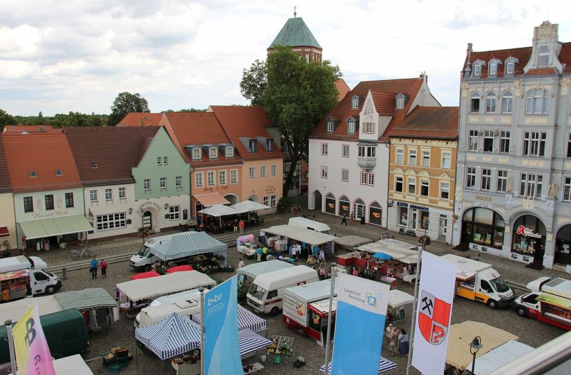 Der Marktplatz in Senftenberg soll sich in diesem Jahr bereits in einem neuen Gewand zeigen - mit Japanischen Zierkirschen, Sitzmöbeln und Trinkwasserbrunnen.