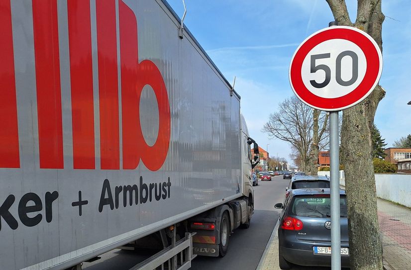 Was den Verkehrslärm betrifft, gehört die Calauer Straße zu den Brennpunkten in Senftenberg. Sie gehört zu den wichtigsten Nord-Süd-Achsen in Senftenberg. Dementsprechend groß ist auch der Verkehr. Anwohner fordern ein Lkw-Verbot.