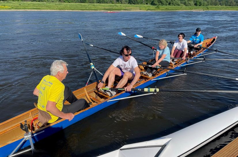 Drei Patientinnen und ein Patient bereiten sich in vier Trainingseinheiten für ihren Einsatz im Patientenboot am kommenden Samstag zur Benefizregatta "Rudern gegen Krebs" vor.