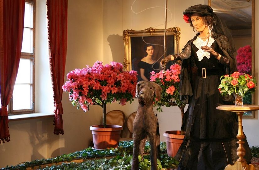 Lola Montez inmitten von Azaleen