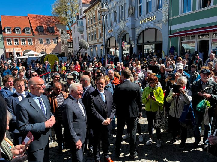 Dietmar Woidke, Ministerpräsident Brandenburg, Frank-Walter-Steinmeier, Bundespräsident und Andreas Pfeiffer, Bürgermeister Senftenberg, treffen vor dem Rathaus ein.