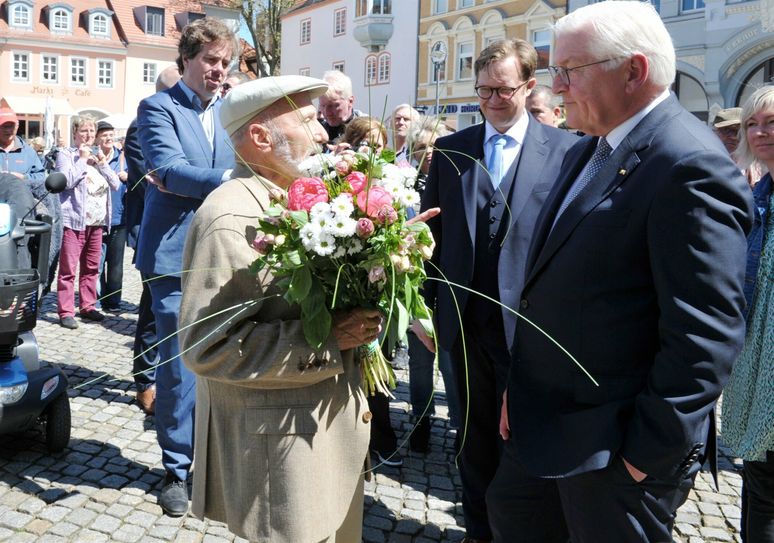 Gerd Beier (l.) aus Hosena freut sich über die Überraschung, dass Frank-Walter Steinmeier zu den Gratulanten zu seinem 80. Geburtstag gehört.