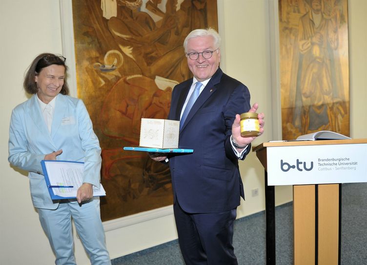 Neben viel Wissenschaft überreichte BTU-Präsidentin Gesine Grande (l.) ein Glas Honig von den BTU-Bienen an Frank-Walter Steinmeier (r.).