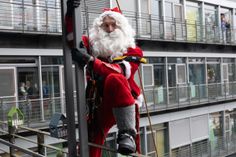 Aus allen Fenstern gab es erstaunte Blicke, als der Nikolaus an der Klinikfassade kletterte.