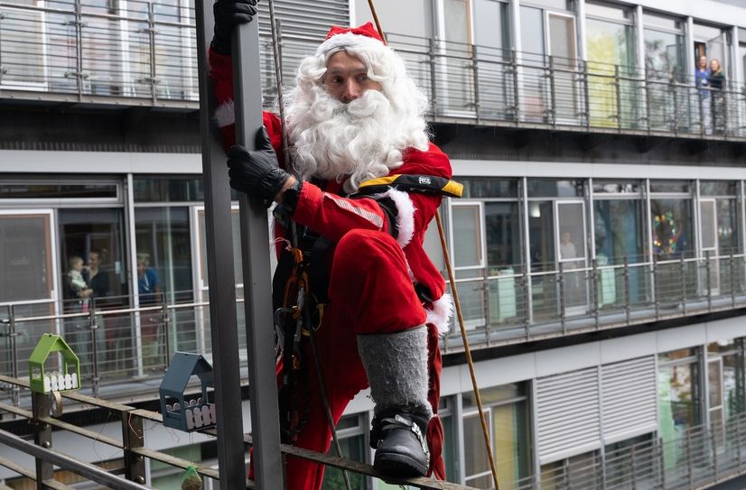 Aus allen Fenstern gab es erstaunte Blicke, als der Nikolaus an der Klinikfassade kletterte.