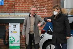 Uwe Köhler (links), Geschäftsführer der Landskron Braumanufaktur und Matthias Block, Vorstandsvorsitzender der SWG bei der Einweihung der neuen E-Tankstelle. Foto: T. Keil