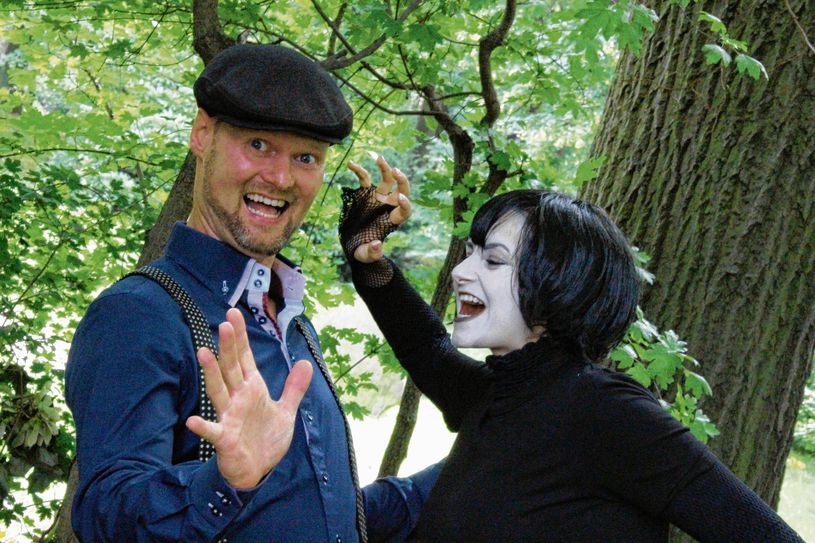 Keine Angst: Nur für das Foto fiel Vampirdame Mavis aus „Hotel Transsilvanien 2“ Silvio Teschner an. Der Macher der Spremberger Filmnächte freut sich, dass es jetzt los geht. Mavis wird sich im Vorfeld des Familienkinos wieder zeigen. Die Kinder brauchen sich nicht fürchten, sie hat uns versichert, dass sie ein freundlicher Vampir ist... Foto: jho