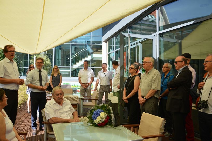 Jürgen Riecke (links) begrüßt die internationalen Gäste in der Sparkassen Kunstallee. Fotos: Franziska Dorn