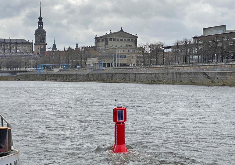 Auf der Elbe nahe der Marienbrücke liegt die erste AIS-Tonne.